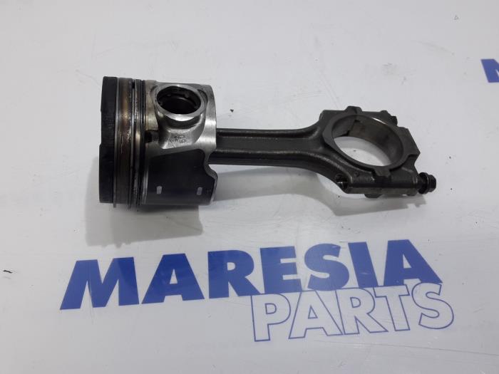 Usados Pistón Fiat Bravo (198A) 1.6 JTD Multijet 105 Precio € 75,00 Norma de margen ofrecido por Maresia Parts