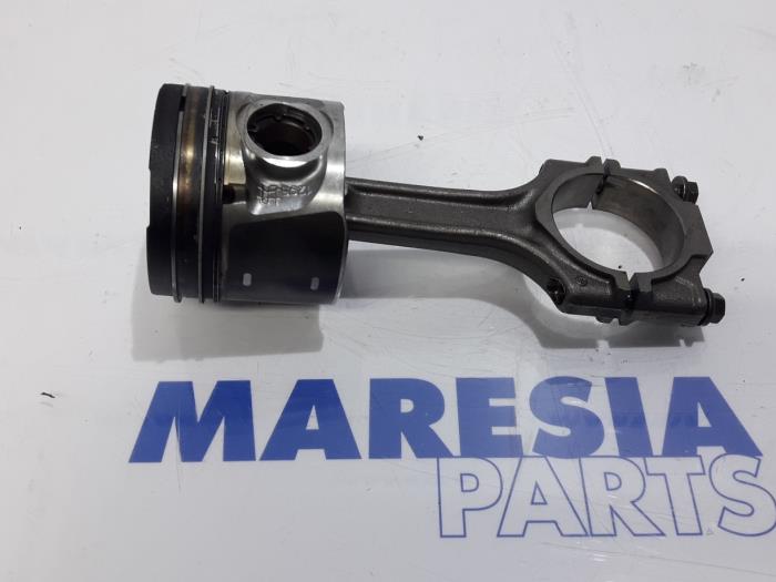 Usados Pistón Fiat Bravo (198A) 1.6 JTD Multijet 105 Precio € 75,00 Norma de margen ofrecido por Maresia Parts