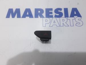 Używane Przelacznik swiatel awaryjnych Renault Clio IV (5R) 0.9 Energy TCE 90 12V Cena € 15,00 Procedura marży oferowane przez Maresia Parts
