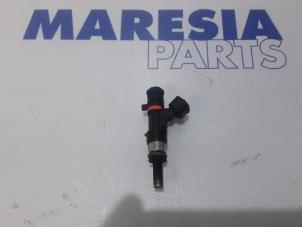 Usagé Injecteur (injection essence) Renault Clio IV (5R) 0.9 Energy TCE 90 12V Prix € 20,00 Règlement à la marge proposé par Maresia Parts