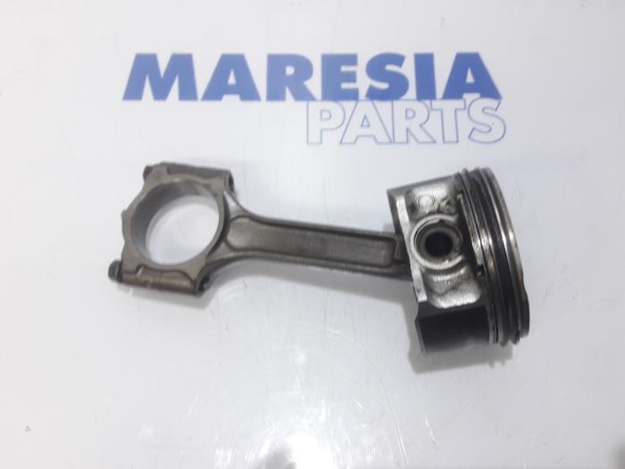 Usagé Piston Renault Scénic III (JZ) 2.0 16V CVT Prix € 65,00 Règlement à la marge proposé par Maresia Parts