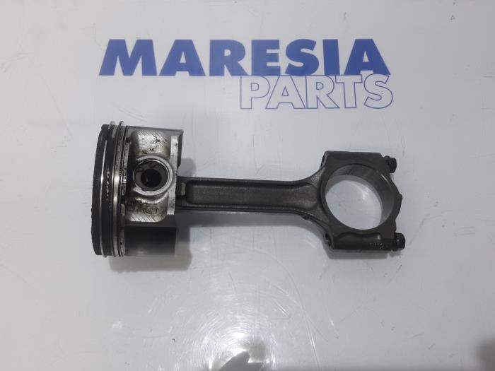 Usagé Piston Renault Scénic III (JZ) 2.0 16V CVT Prix € 65,00 Règlement à la marge proposé par Maresia Parts