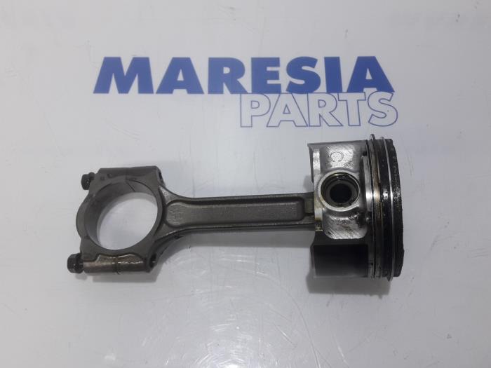 Usagé Piston Renault Scénic III (JZ) 2.0 16V CVT Prix € 65,00 Règlement à la marge proposé par Maresia Parts
