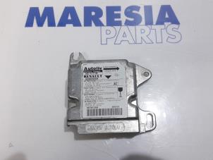 Usados Módulo de Airbag Renault Master III (FD/HD) 2.5 dCi 16V Precio € 90,75 IVA incluido ofrecido por Maresia Parts