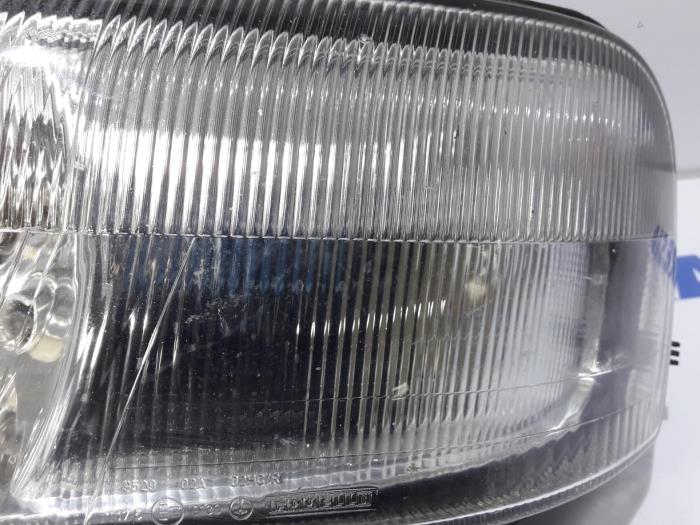 Headlight, left from a Renault Master III (FD/HD) 2.5 dCi 16V 2003