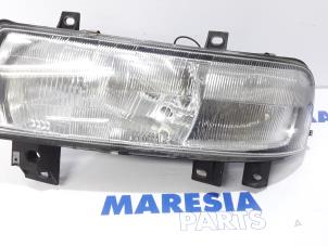 Używane Reflektor lewy Renault Master III (FD/HD) 2.5 dCi 16V Cena € 60,50 Z VAT oferowane przez Maresia Parts