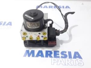 Używane Pompa ABS Renault Master III (FD/HD) 2.5 dCi 16V Cena € 190,58 Z VAT oferowane przez Maresia Parts