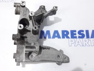 Używane Wspornik (rózne) Peugeot 308 SW (4E/H) 1.6 HDiF 16V Cena € 30,00 Procedura marży oferowane przez Maresia Parts