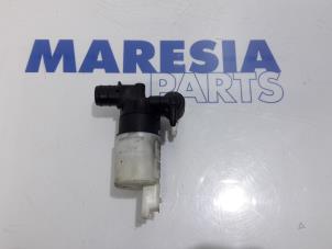 Used Windscreen washer pump Peugeot 308 SW (4E/H) 1.6 16V THP 150 Price € 10,00 Margin scheme offered by Maresia Parts
