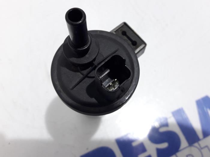 Vacuum valve from a Renault Clio IV (5R) 0.9 Energy TCE 90 12V 2016