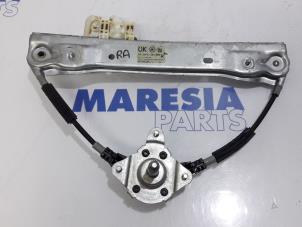 Używane Mechanizm szyby prawej tylnej wersja 4-drzwiowa Fiat Panda (312) 0.9 TwinAir 65 Cena € 35,00 Procedura marży oferowane przez Maresia Parts