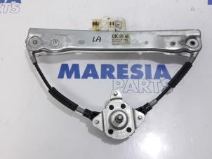Używane Mechanizm szyby lewej tylnej wersja 4-drzwiowa Fiat Panda (312) 0.9 TwinAir 65 Cena € 35,00 Procedura marży oferowane przez Maresia Parts
