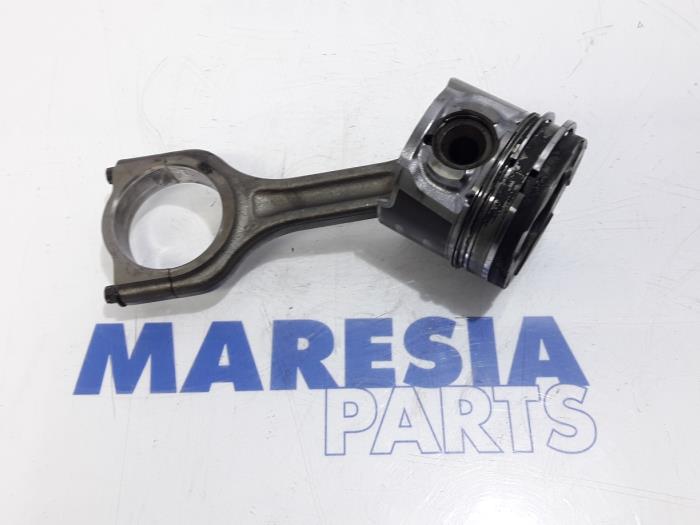 Usagé Piston Citroen Jumpy (G9) 1.6 HDI 16V Prix € 60,50 Prix TTC proposé par Maresia Parts