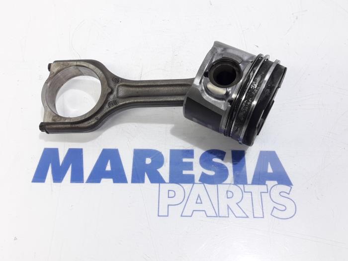 Usagé Piston Citroen Jumpy (G9) 1.6 HDI 16V Prix € 60,50 Prix TTC proposé par Maresia Parts