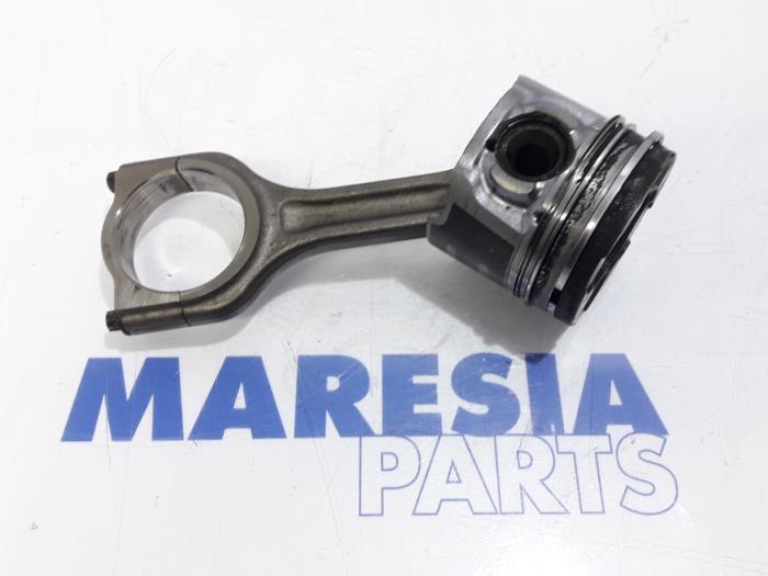 Usagé Piston Citroen Jumpy (G9) 1.6 HDI 16V Prix € 60,50 Prix TTC proposé par Maresia Parts