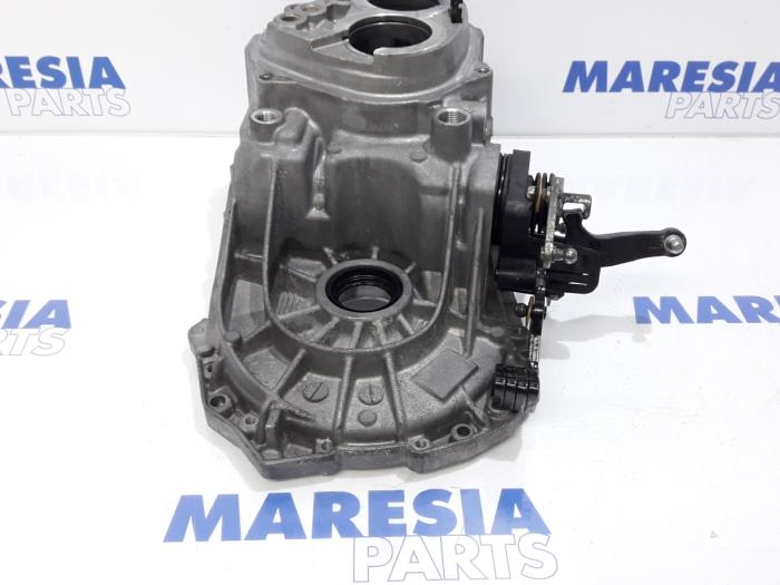 Gearbox casing from a Renault Clio IV (5R) 0.9 Energy TCE 90 12V 2016