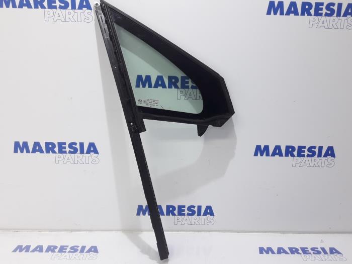 Usados Ventanilla triangular derecha delante Peugeot 2008 (CU) 1.2 12V e-THP PureTech 130 Precio € 34,99 Norma de margen ofrecido por Maresia Parts