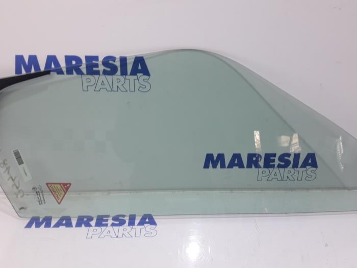 Usados Ventanilla triangular izquierda delante Renault Master III (FV) 2.3 dCi 125 16V RWD Precio € 121,00 IVA incluido ofrecido por Maresia Parts