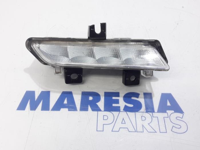 Daytime running light, right from a Renault Clio IV Estate/Grandtour (7R) 1.5 Energy dCi 90 FAP 2014
