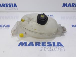 Używane Zbiornik rozprezny Renault Master IV (FV) 2.3 dCi 125 16V RWD Cena € 36,30 Z VAT oferowane przez Maresia Parts