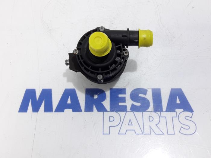 Usagé Pompe à eau Renault Master III (FV) 2.3 dCi 125 16V RWD Prix € 60,50 Prix TTC proposé par Maresia Parts