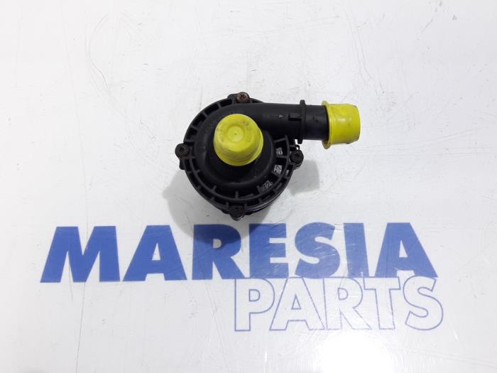 Usagé Pompe à eau Renault Master III (FV) 2.3 dCi 125 16V RWD Prix € 60,50 Prix TTC proposé par Maresia Parts