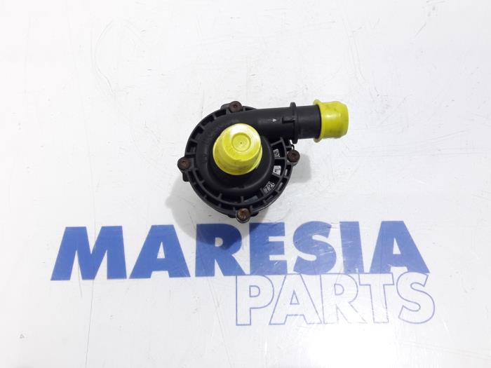 Usagé Pompe à eau Renault Master III (FV) 2.3 dCi 125 16V RWD Prix € 60,50 Prix TTC proposé par Maresia Parts