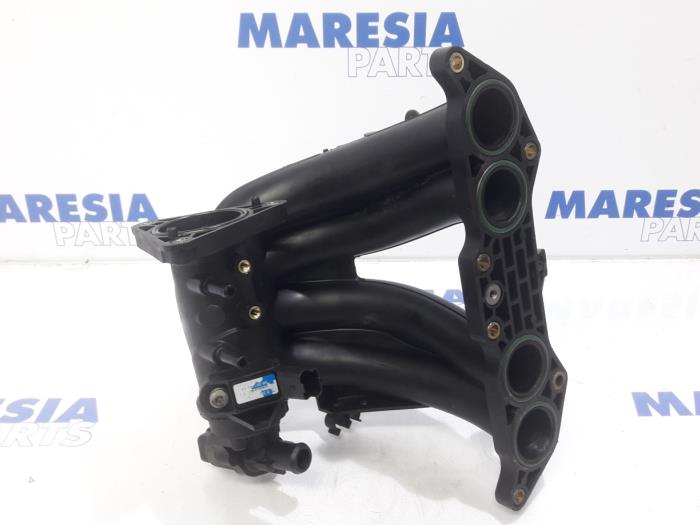 Używane Kolektor dolotowy Peugeot 206 (2A/C/H/J/S) 1.6 XS,XT Cena € 30,00 Procedura marży oferowane przez Maresia Parts