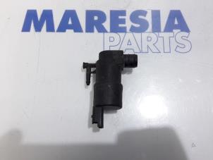 Used Windscreen washer pump Renault Master IV (FV) 2.3 dCi 125 16V RWD Price € 12,10 Inclusive VAT offered by Maresia Parts