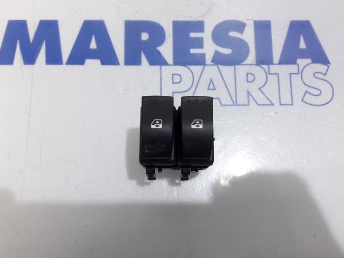 Usados Interruptor combinado de ventanillas Renault Master III (FV) 2.3 dCi 125 16V RWD Precio € 30,25 IVA incluido ofrecido por Maresia Parts
