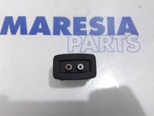 Used AUX / USB connection Renault Master IV (FV) 2.3 dCi 125 16V RWD Price € 30,25 Inclusive VAT offered by Maresia Parts