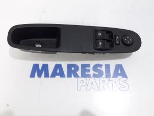 Usados Interruptor combinado de ventanillas Fiat Punto III (199) 1.3 JTD Multijet 80 16V Precio € 25,00 Norma de margen ofrecido por Maresia Parts
