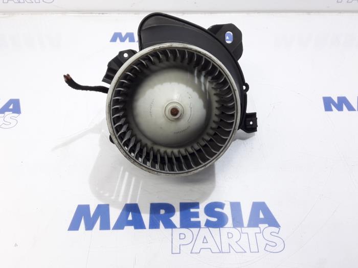 Heating and ventilation fan motor from a Fiat Punto III (199) 1.3 JTD Multijet 80 16V 2015