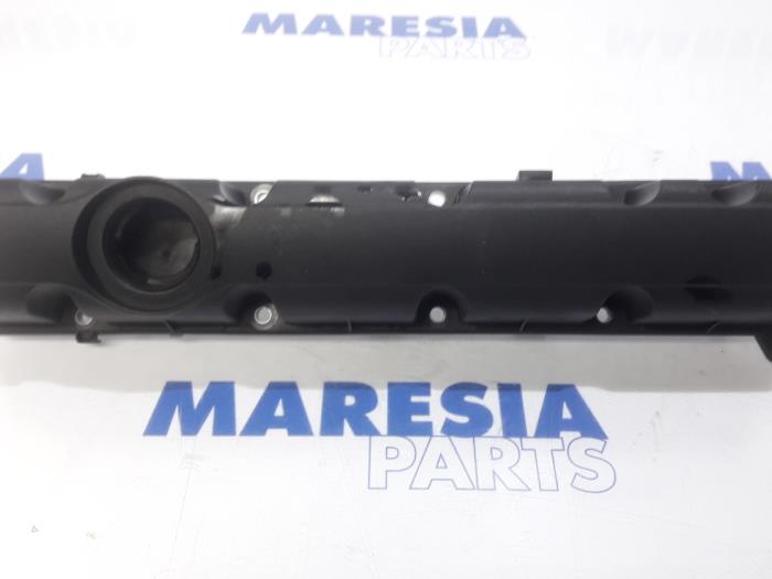 Usagé Couvercle soupapes Peugeot 407 (6D) 1.8 16V Prix € 25,00 Règlement à la marge proposé par Maresia Parts