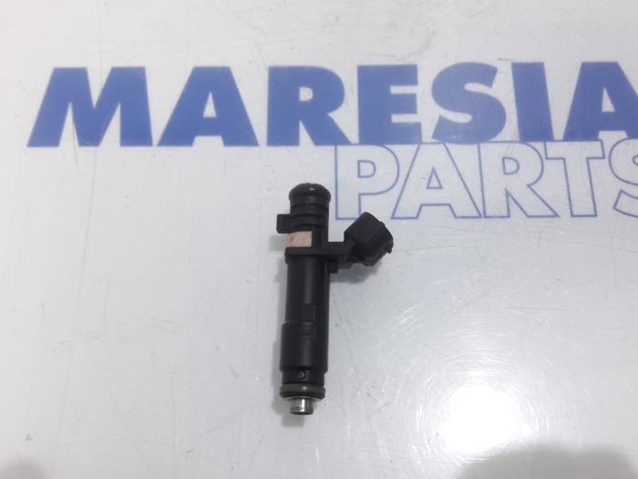 Injector (petrol injection) from a Peugeot 407 (6D) 1.8 16V 2006