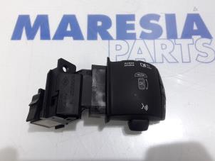 Used Steering wheel mounted radio control Renault Scénic III (JZ) 1.6 16V Price € 25,00 Margin scheme offered by Maresia Parts