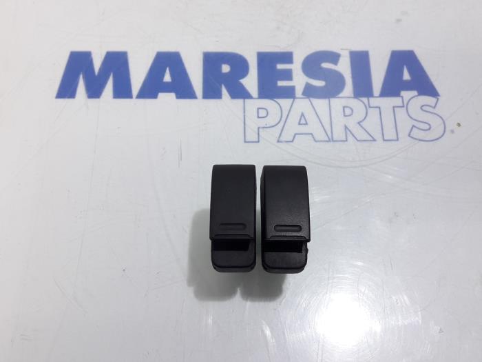 Usados Interruptor combinado de ventanillas Peugeot 107 1.0 12V Precio € 25,00 Norma de margen ofrecido por Maresia Parts