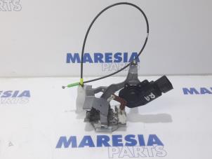 Usagé Serrure portière mécanique 4portes arrière droite Peugeot 107 1.0 12V Prix € 20,00 Règlement à la marge proposé par Maresia Parts