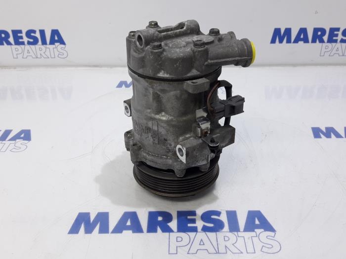Air conditioning pump from a Fiat Doblo Cargo (263) 1.3 D Multijet 2016