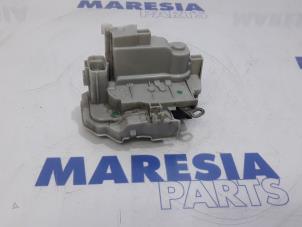 Used Front door lock mechanism 4-door, right Fiat Bravo (198A) 1.4 16V Price € 25,00 Margin scheme offered by Maresia Parts