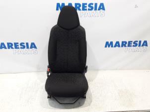 Używane Fotel lewy Peugeot 107 1.0 12V Cena € 105,00 Procedura marży oferowane przez Maresia Parts