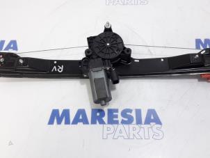 Używane Mechanizm szyby prawej przedniej wersja 2-drzwiowa Fiat Punto Evo (199) 1.3 JTD Multijet 85 16V Euro 5 Cena € 30,00 Procedura marży oferowane przez Maresia Parts