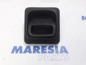 Używane Uchwyt drzwi prawych wersja 2-drzwiowa Citroen Jumper (U5/ZB) 2.8 HDi Cena € 25,00 Procedura marży oferowane przez Maresia Parts