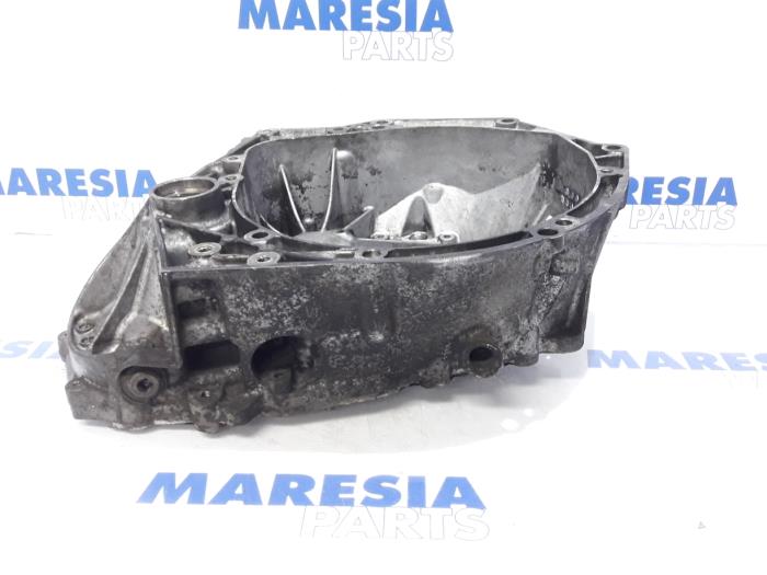 Gearbox casing from a Peugeot 3008 I (0U/HU) 1.6 HDiF 16V 2014