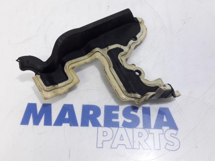 Usagé Couvercle de distribution Peugeot 508 SW (8E/8U) 2.0 BlueHDi 180 16V Prix € 20,00 Règlement à la marge proposé par Maresia Parts