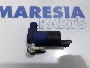 Usados Bomba de limpiaparabrisas delante Renault Captur (2R) 0.9 Energy TCE 12V Precio € 10,00 Norma de margen ofrecido por Maresia Parts