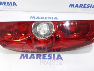Usagé Feu arrière droit Fiat Doblo Cargo (263) 1.3 MJ 16V DPF Euro 5 Prix € 42,35 Prix TTC proposé par Maresia Parts