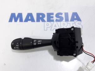 Używane Przelacznik kierunkowskazu Renault Captur (2R) 0.9 Energy TCE 12V Cena € 35,00 Procedura marży oferowane przez Maresia Parts