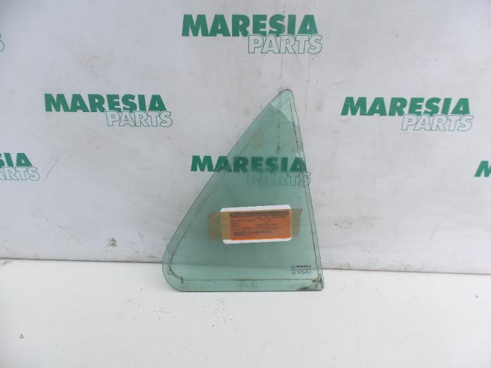 Usados Ventanilla triangular derecha detrás Renault Laguna II (BG) 1.9 dCi 100 Precio € 30,00 Norma de margen ofrecido por Maresia Parts