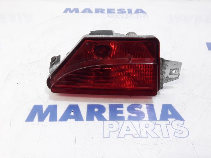 Usados Luz antiniebla detrás Fiat Bravo (198A) 1.6 JTD Multijet 120 Precio € 20,00 Norma de margen ofrecido por Maresia Parts